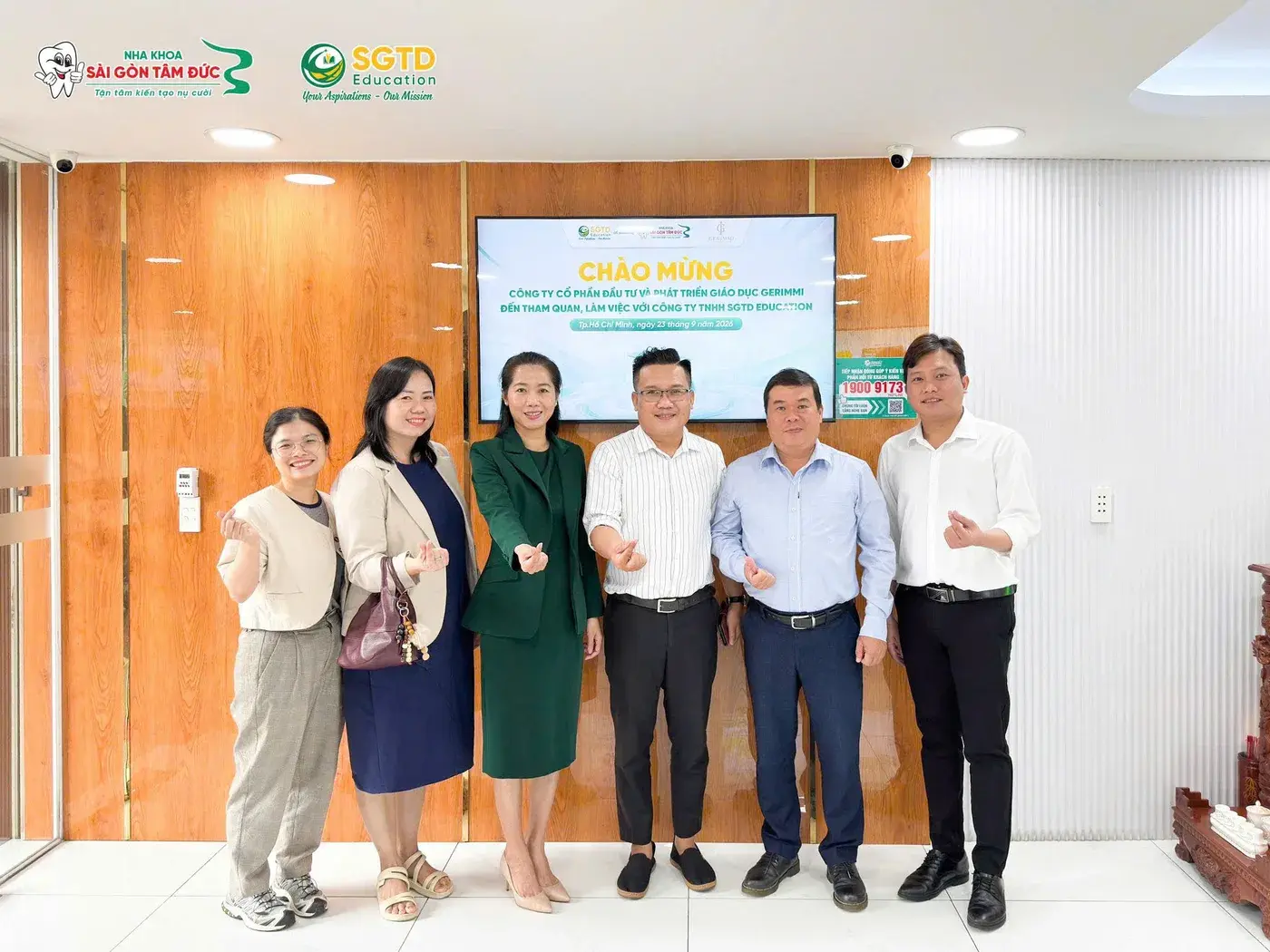 Khoảnh khắc thân thiện của đại diện hai đơn vị trước màn hình chào mừng