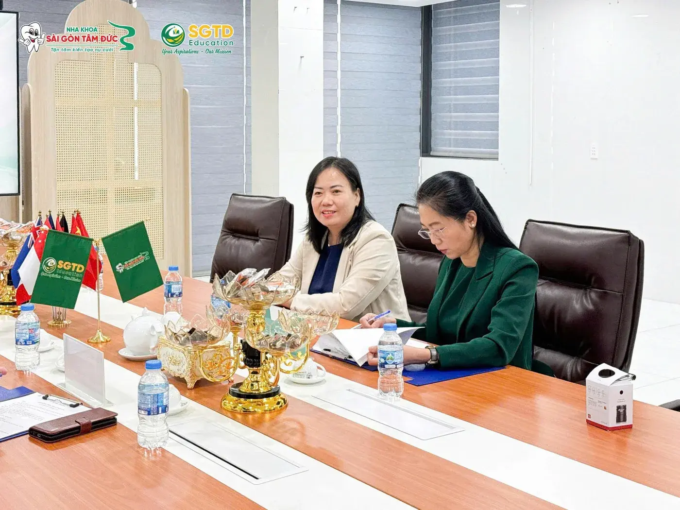 Trao đổi nội dung hợp tác tại phòng họp