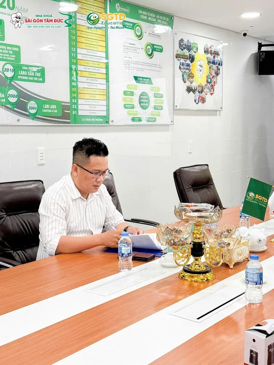 Đại diện xem lại nội dung văn bản hợp tác