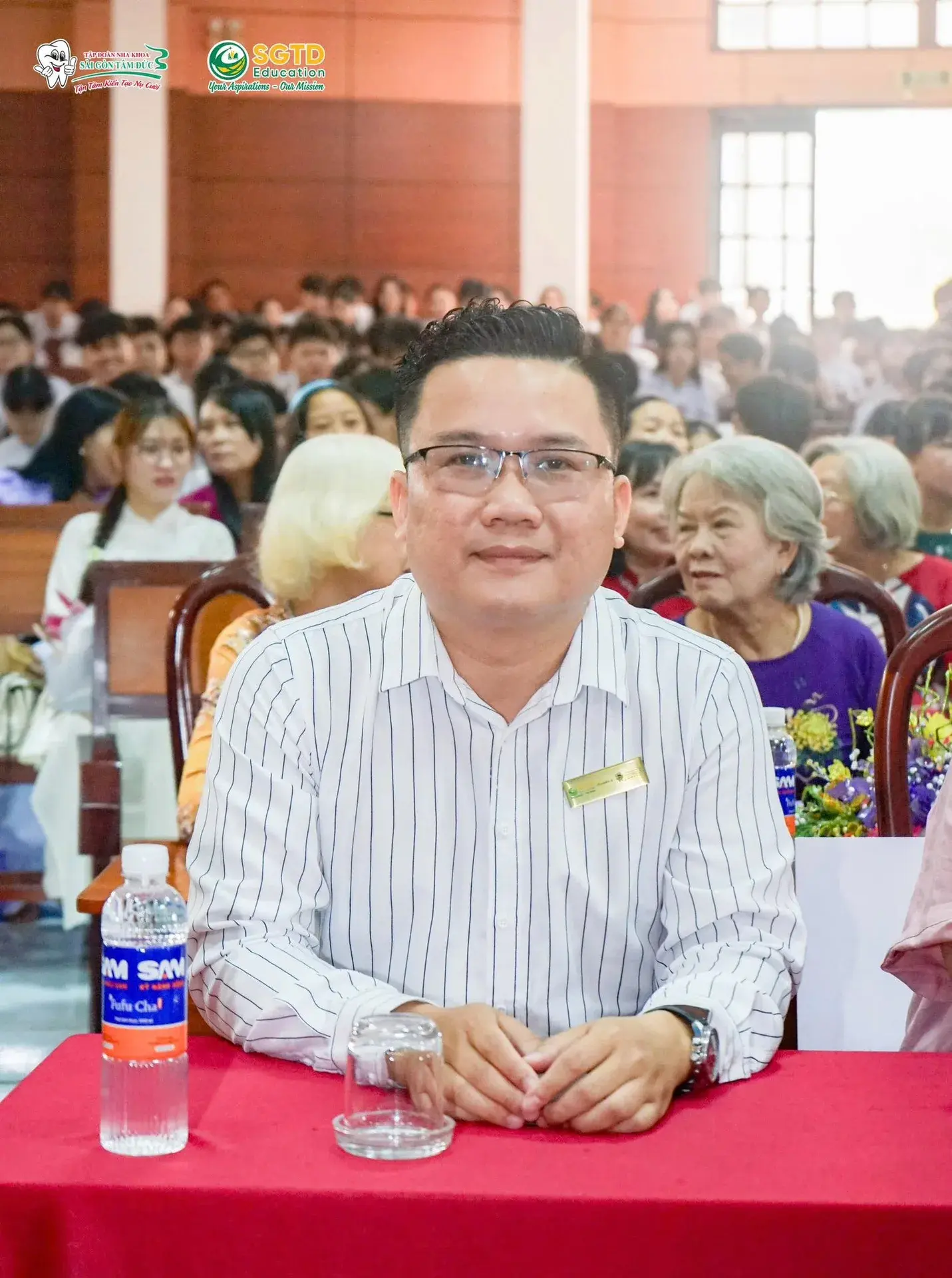 Đội ngũ SGTD Education chụp ảnh kỷ niệm cùng Quý Thầy Cô Trường THPT Chuyên Bến Tre