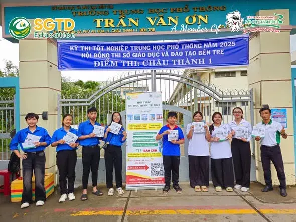 Gian tiếp sức mùa thi trước cổng điểm thi