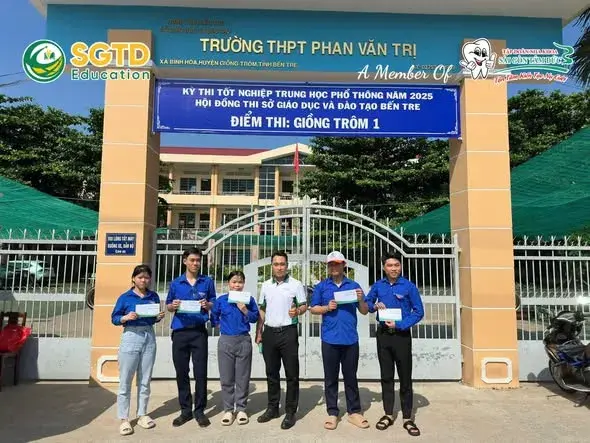 Tình nguyện viên chuẩn bị nước uống và vật phẩm hỗ trợ thí sinh