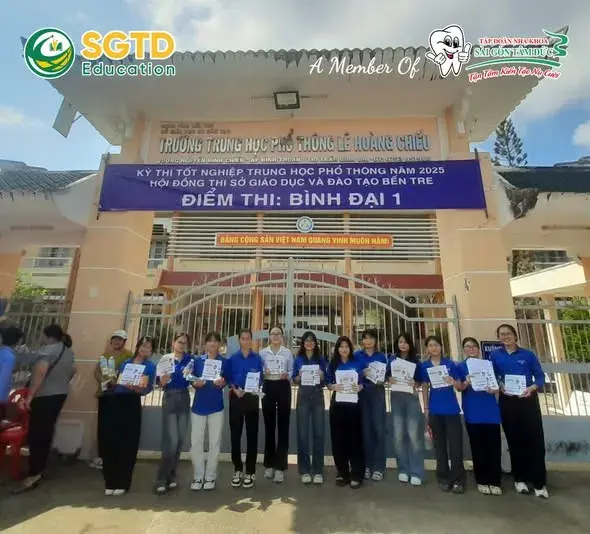 Thí sinh nhận vật phẩm tiếp sức trước giờ vào phòng thi
