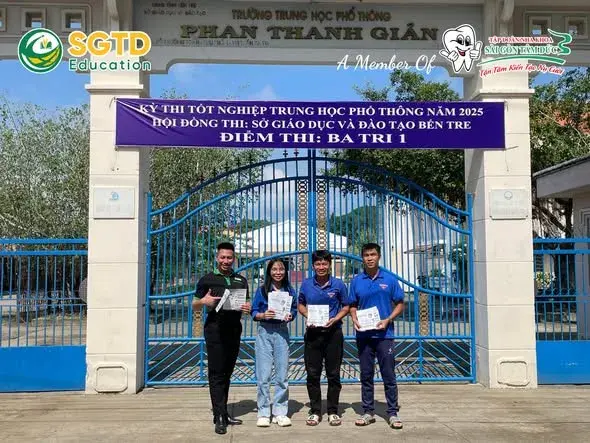 Phụ huynh chờ con bên ngoài điểm thi