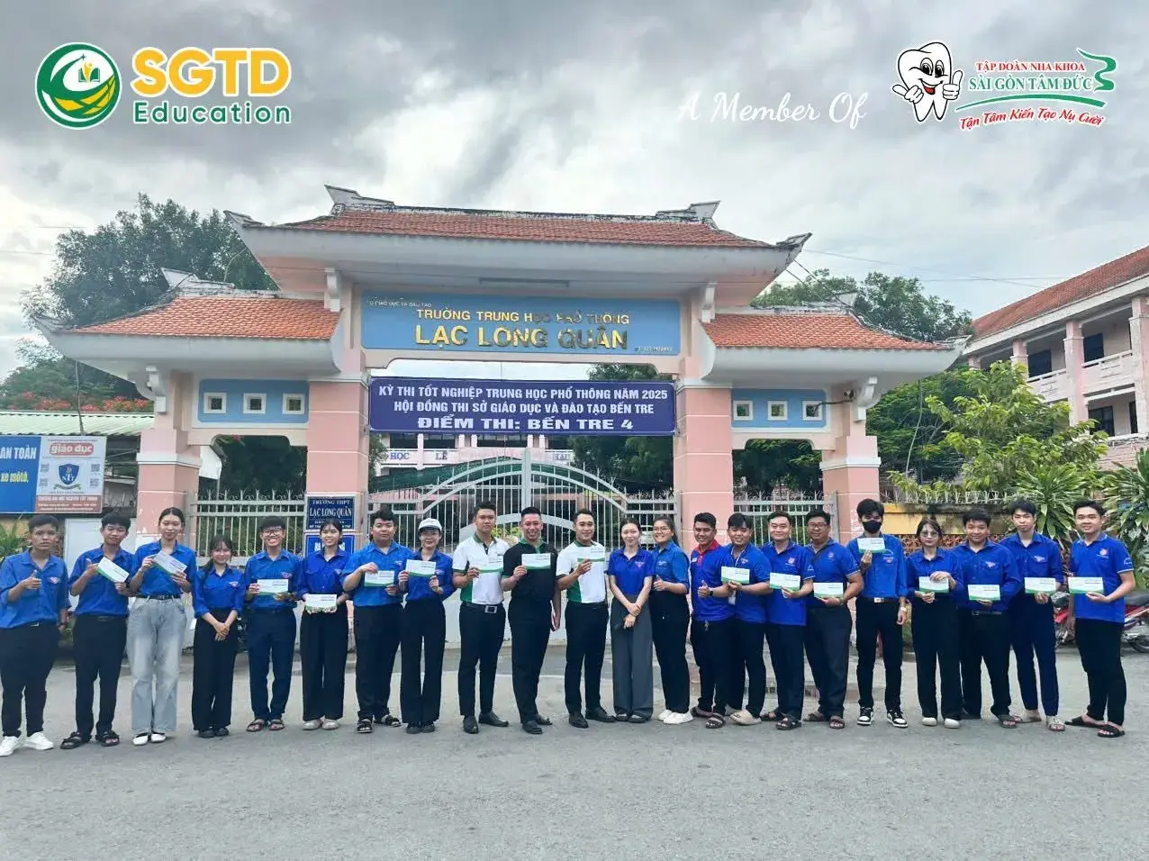 Không khí trước cổng trường trong buổi thi