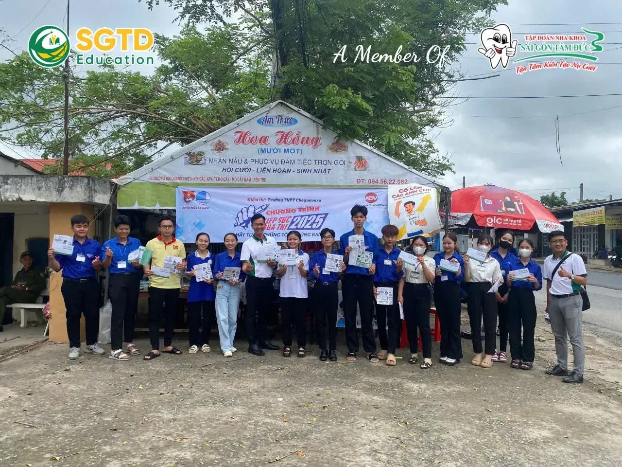 Tình nguyện viên hướng dẫn thí sinh tìm phòng thi