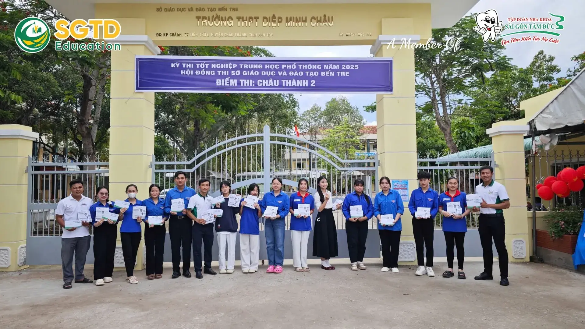 Phụ huynh tìm hiểu thông tin định hướng nghề nghiệp cho con