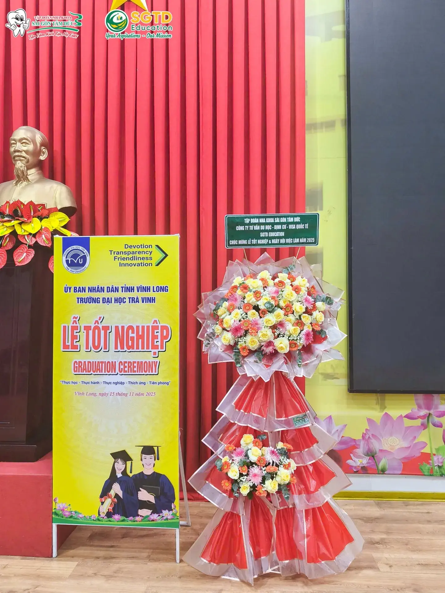 Sinh viên ĐH Trà Vinh trao đổi trực tiếp với chuyên gia SGTD Education tại Ngày hội Việc làm