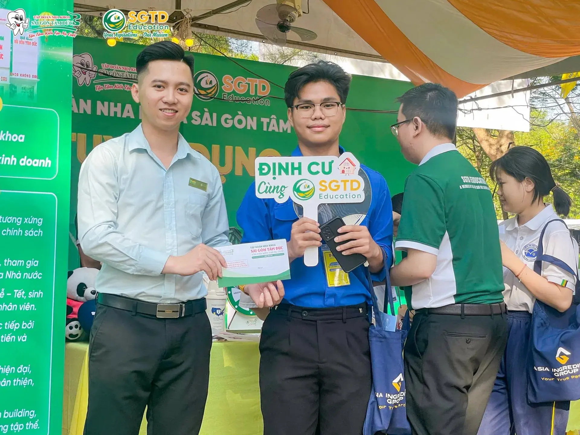 Các bạn sinh viên hào hứng tìm hiểu về cơ hội du học quốc tế cùng SGTD Education