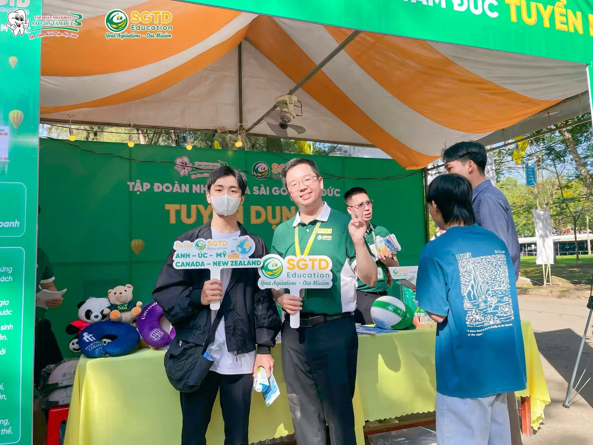Không khí sôi động và đông đảo tại Ngày hội Việc làm Trường ĐH Trà Vinh 15/11/2025