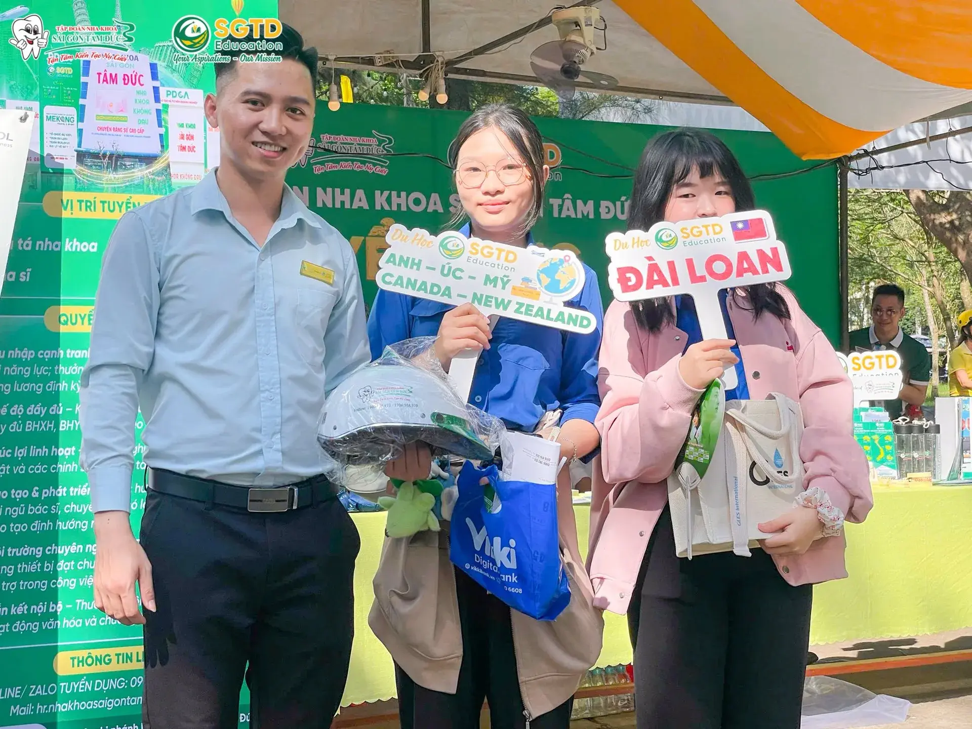 Đội ngũ SGTD Education chụp ảnh lưu niệm cùng sinh viên tại Ngày hội Việc làm ĐH Trà Vinh
