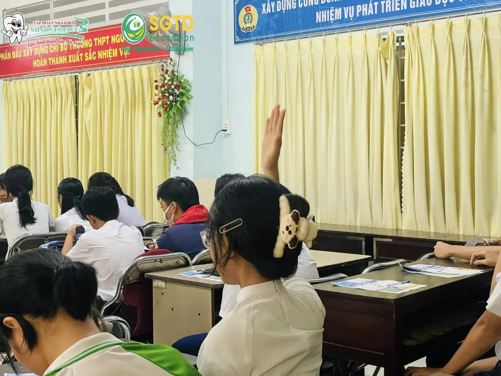 Chuyên viên SGTD Education trao đổi trực tiếp với học sinh khối 10 THPT Nguyễn Đình Chiểu