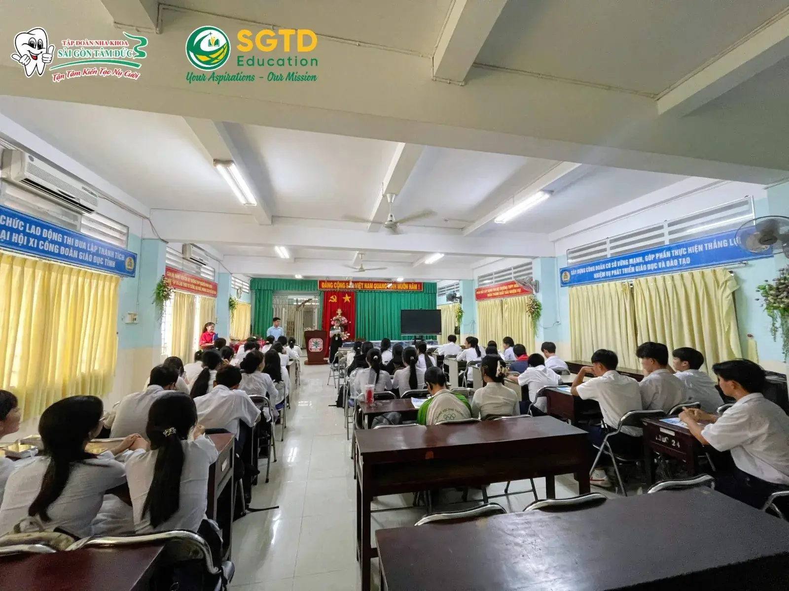 Học sinh khối 10 THPT Nguyễn Đình Chiểu tích cực trao đổi trong buổi tư vấn