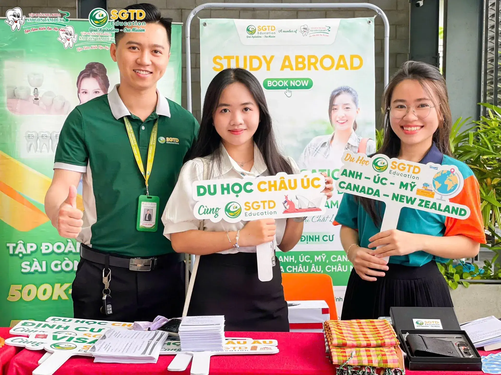Sinh viên trang trí gian hàng của lớp mình