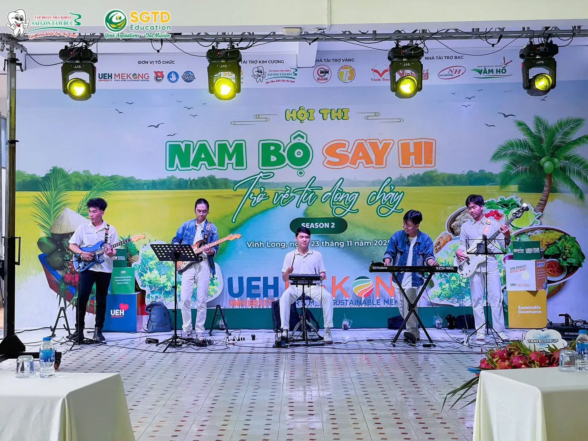 Không khí nhộn nhịp của ngày hội