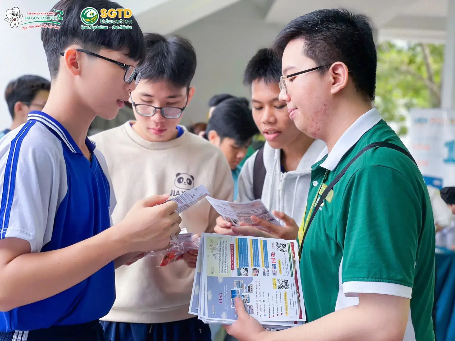 Khách tham quan trải nghiệm ẩm thực Nam Bộ