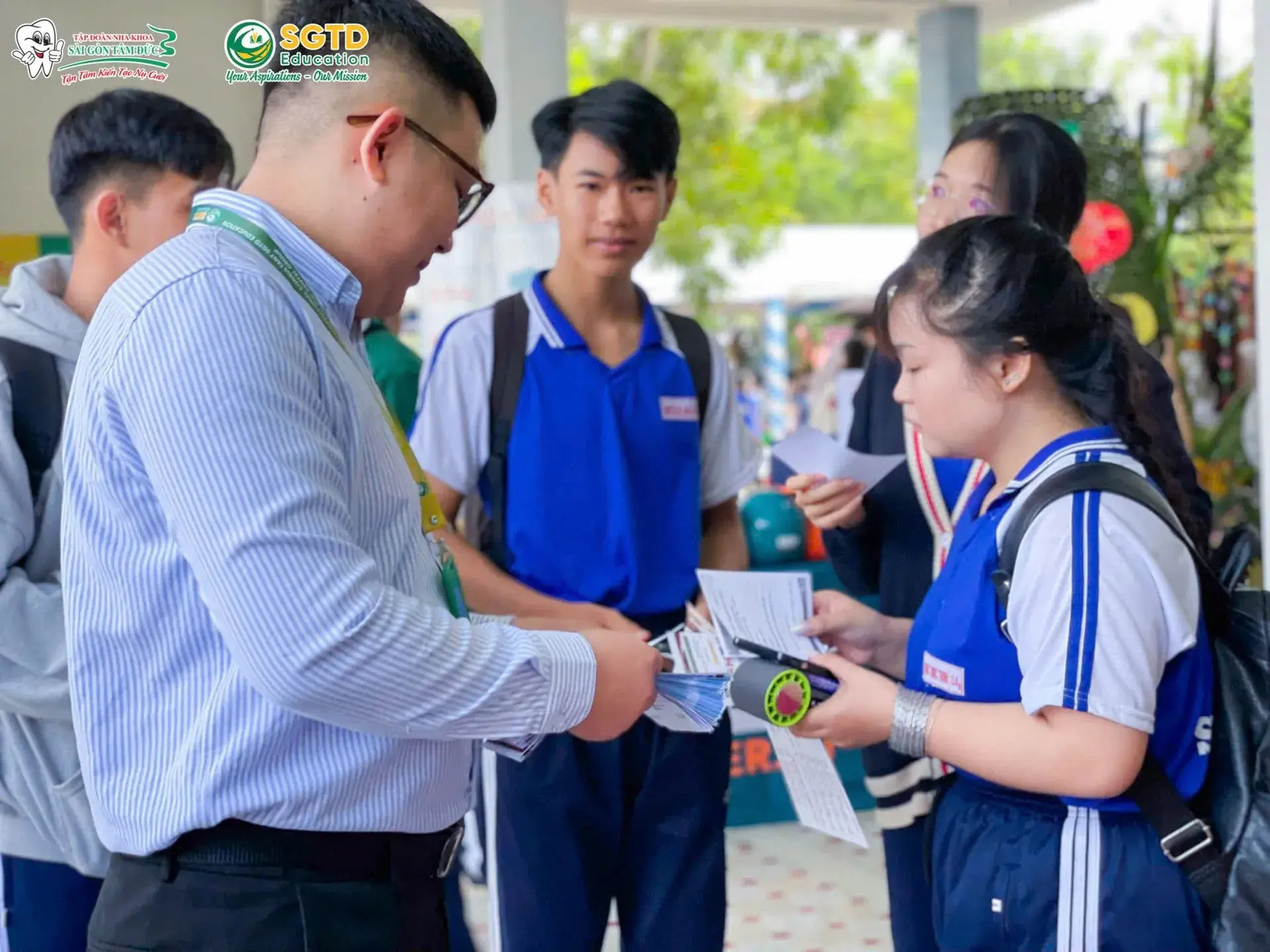 Sinh viên giới thiệu món ăn của gian hàng