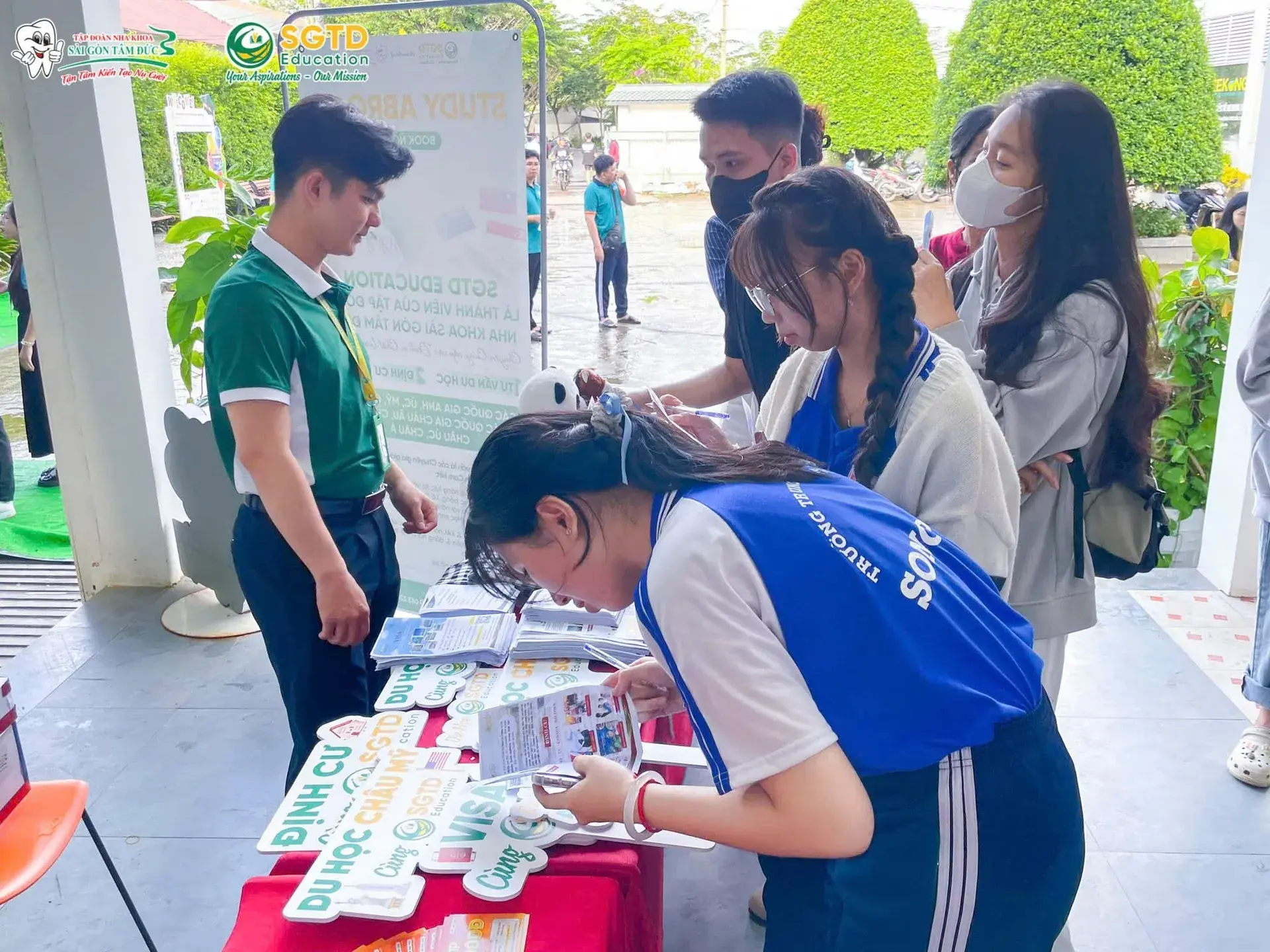 Sinh viên tìm hiểu thông tin về du học