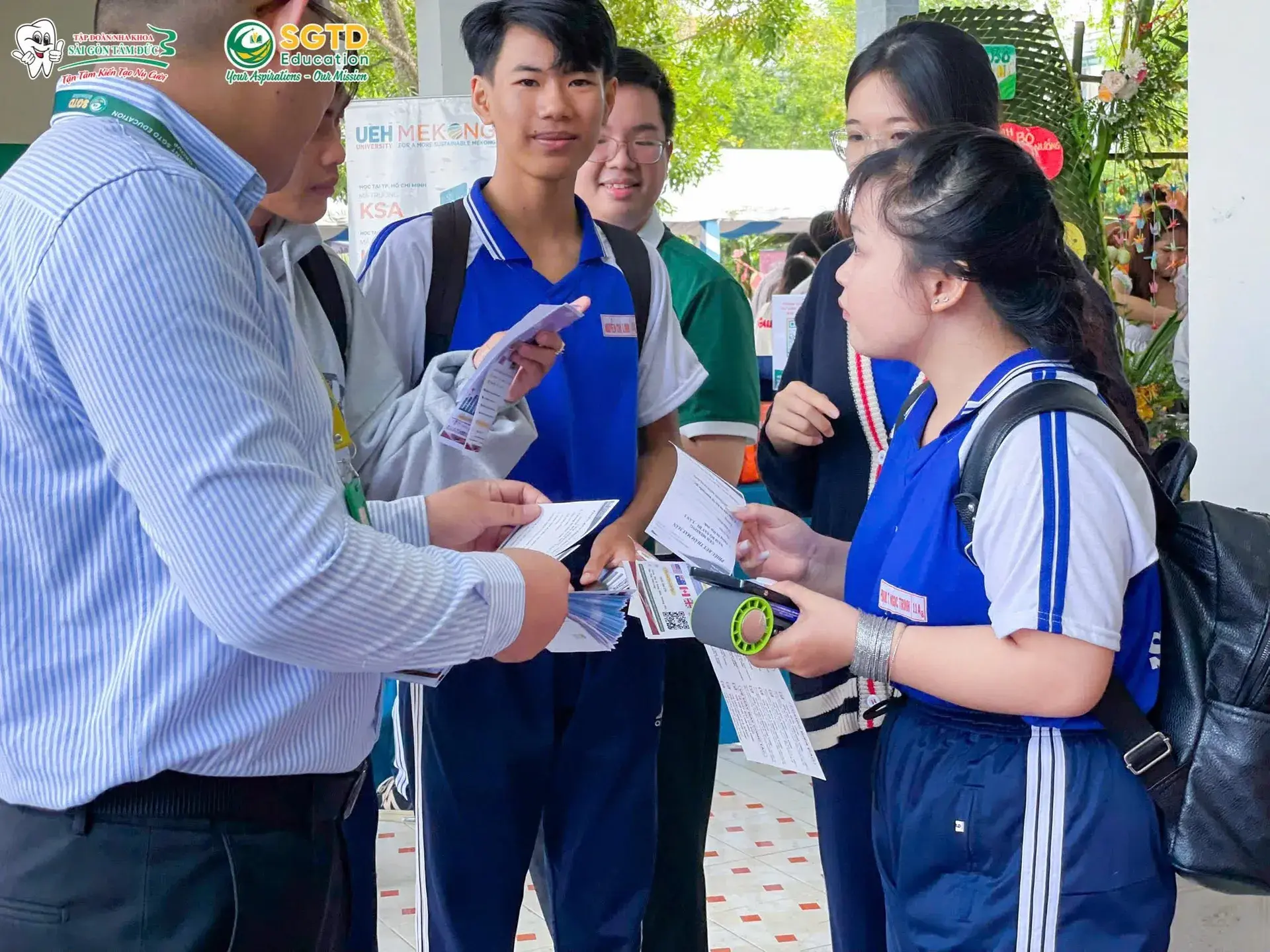 Chuyên viên trao đổi cùng sinh viên về ngành học