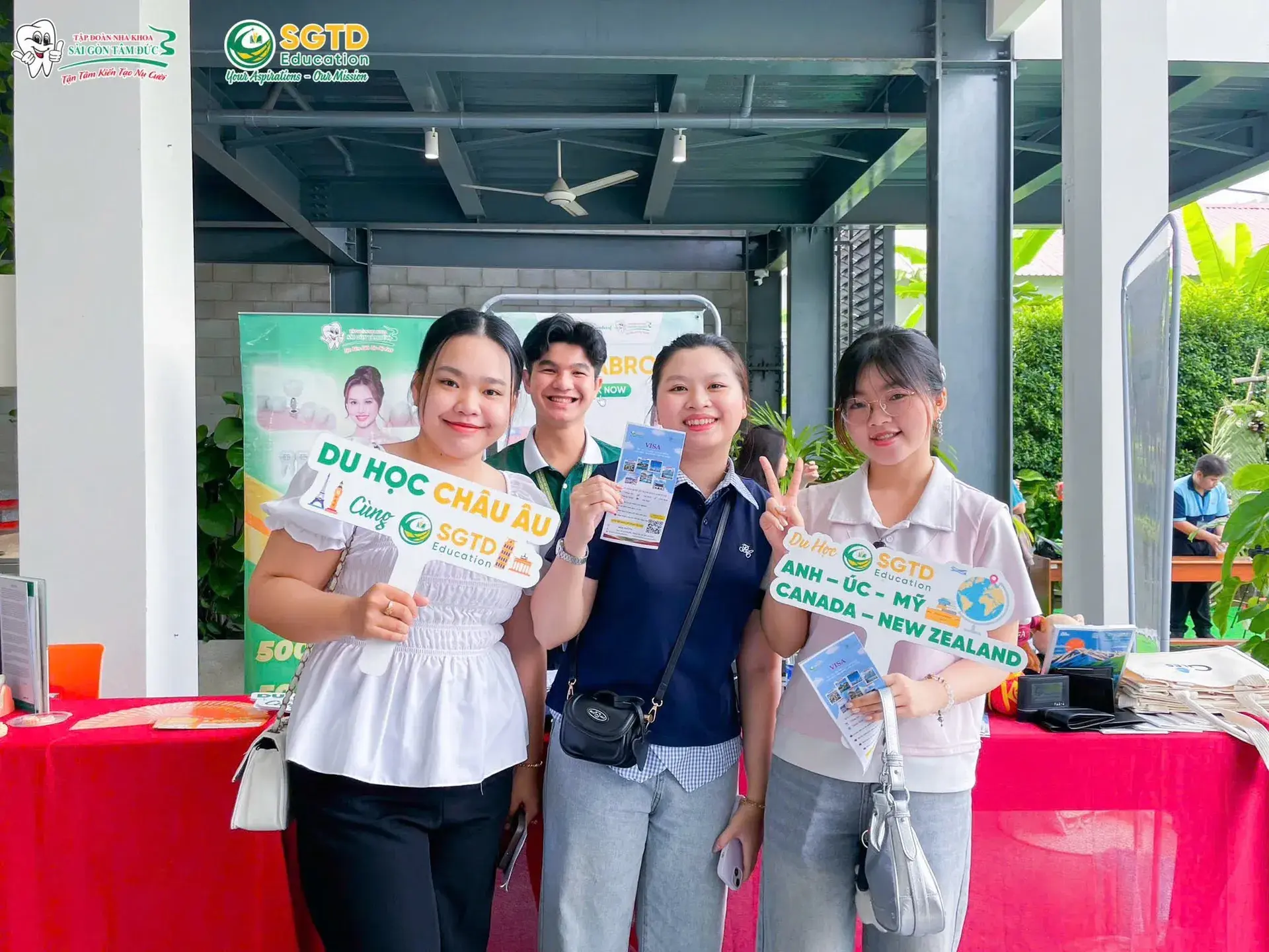 Sinh viên đặt câu hỏi về lộ trình du học