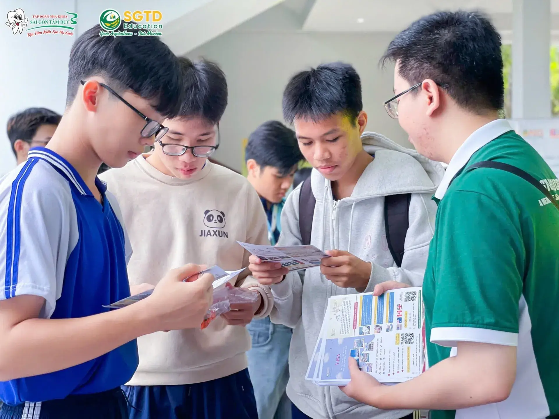 Không khí sôi động lan toả khắp khuôn viên