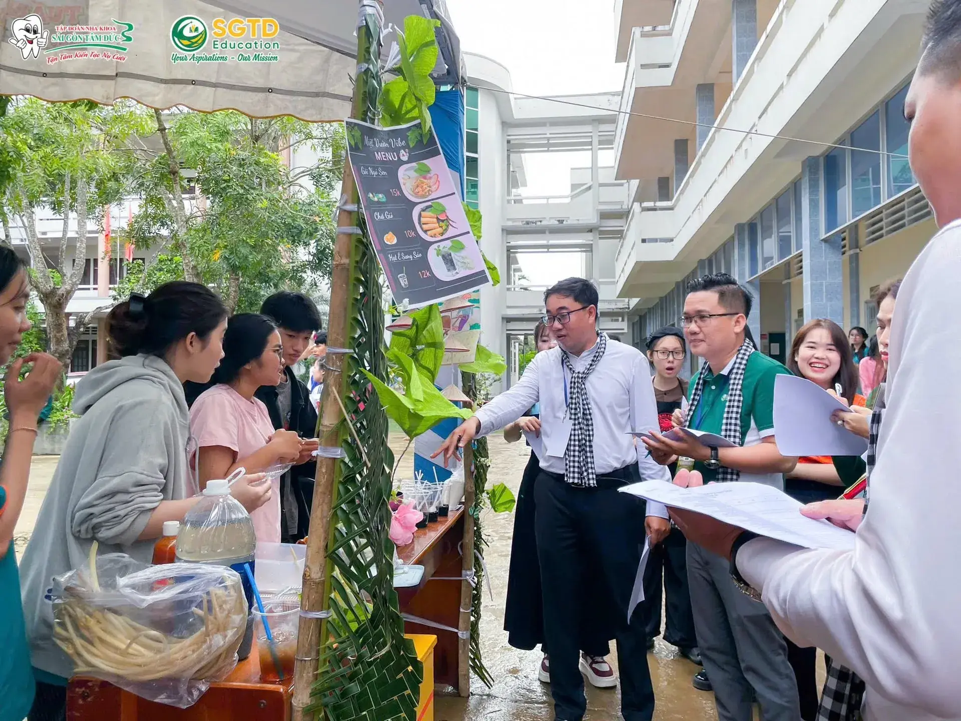 Khán giả cổ vũ cho các phần trình diễn