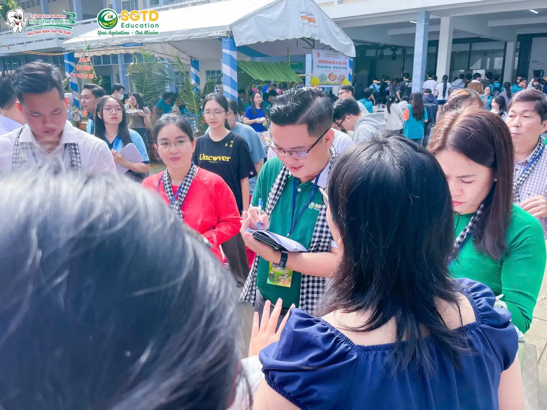 Ban giám khảo chấm các gian hàng dự thi