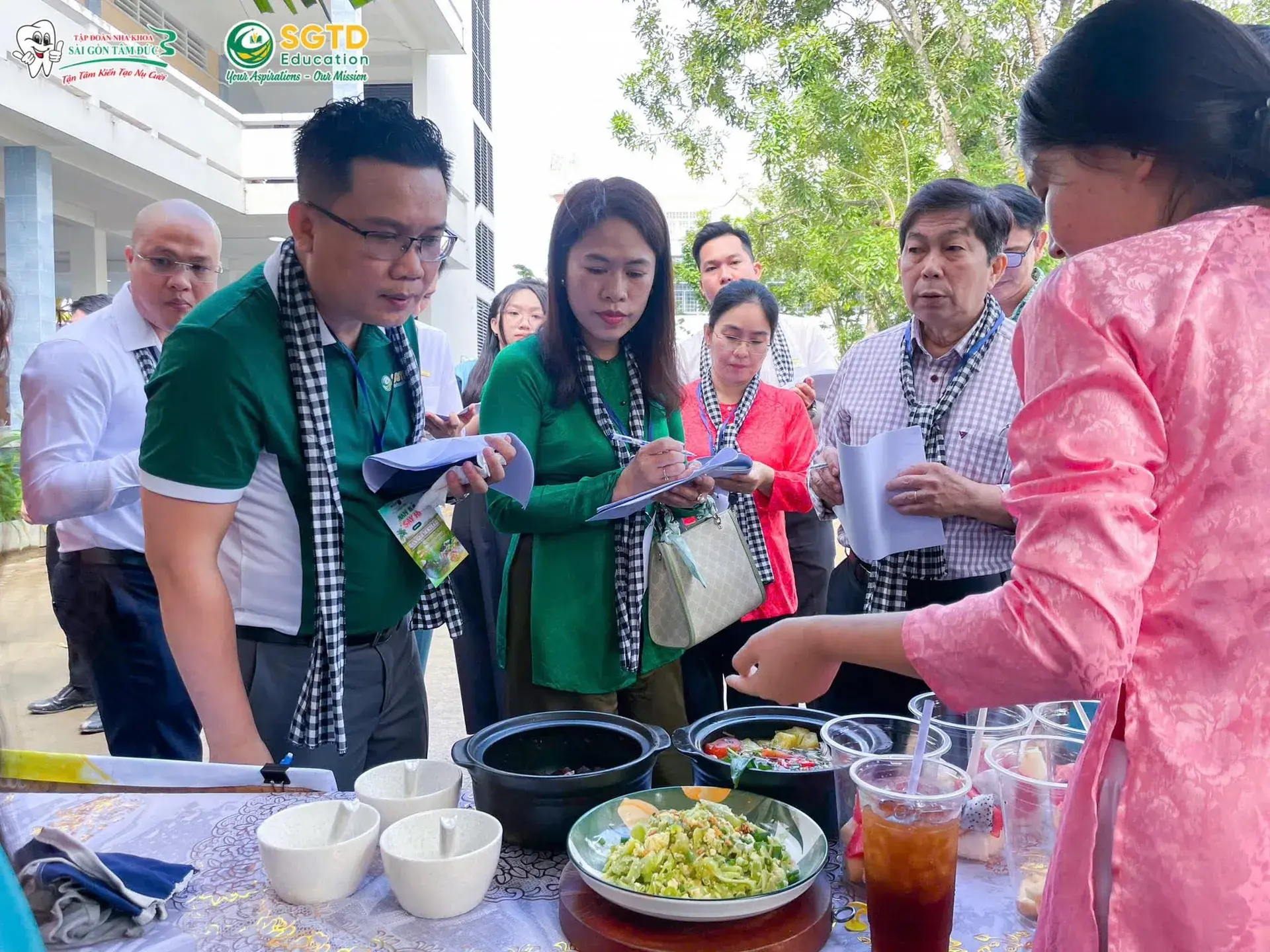 Sinh viên thuyết trình về ý tưởng gian hàng