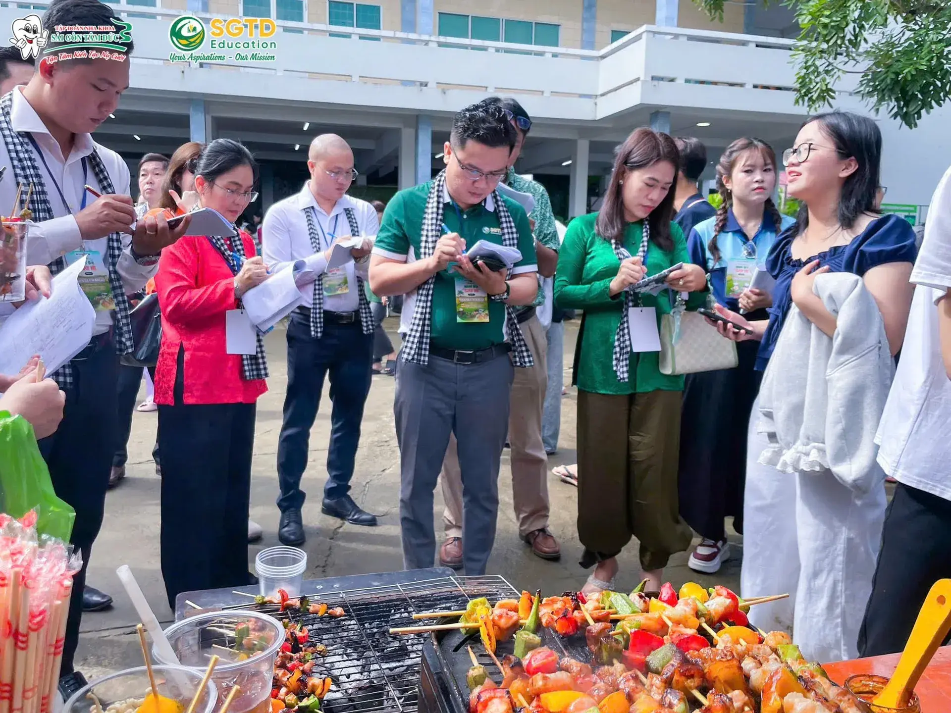 Sinh viên và giảng viên cùng trải nghiệm ngày hội
