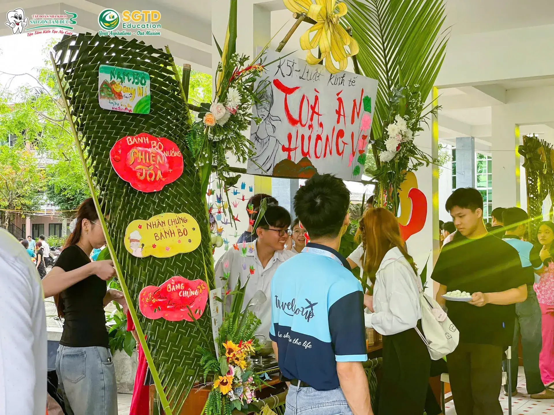 Sinh viên chụp ảnh cùng đội ngũ SGTD Education