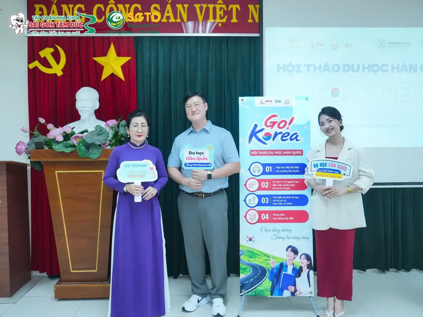 Đại diện itw Vietnam và khách mời bên standee GO! KOREA 2026 trước giờ khai mạc