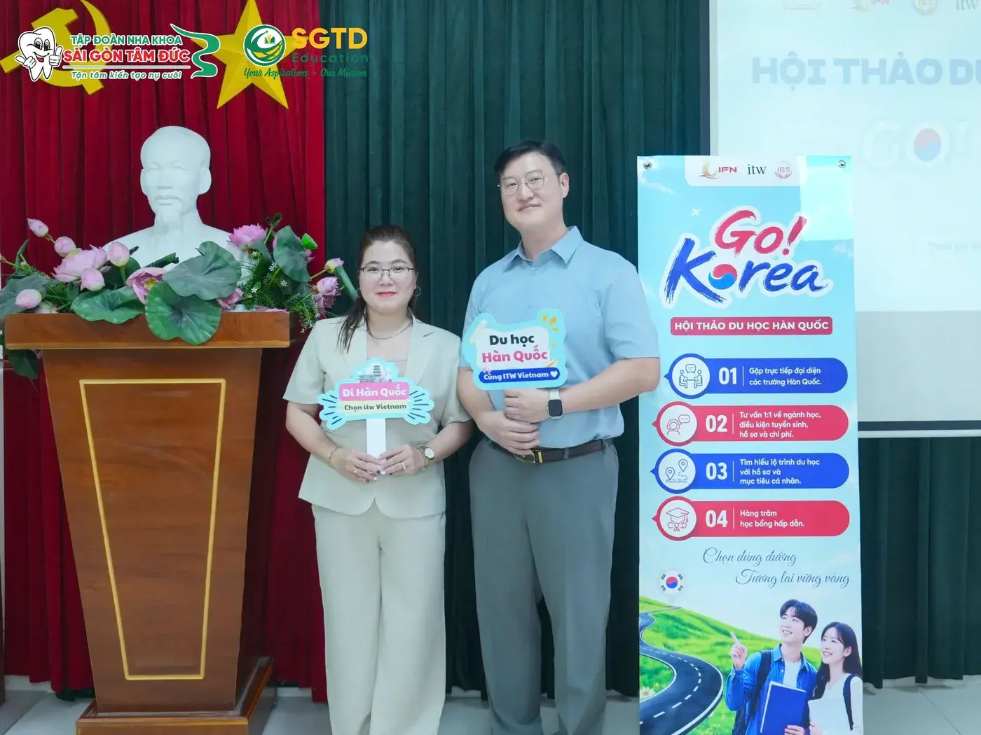 Khách mời và đại diện ban tổ chức chụp ảnh bên standee GO! KOREA 2026
