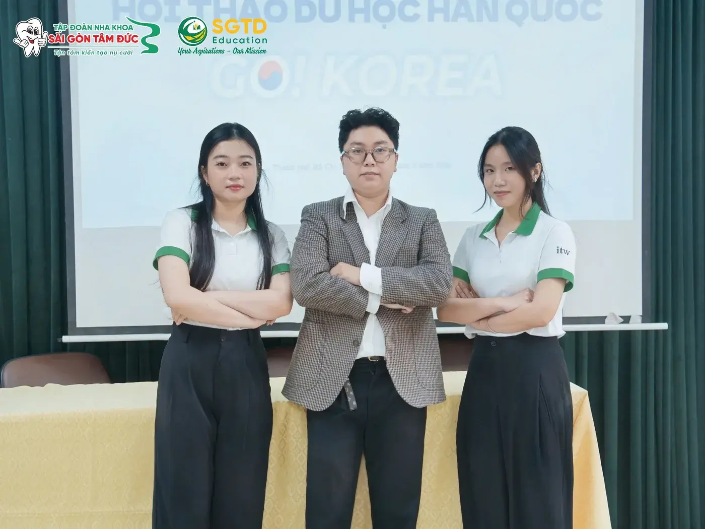 Đội ngũ hỗ trợ chương trình GO! KOREA 2026 trước màn hình hội thảo