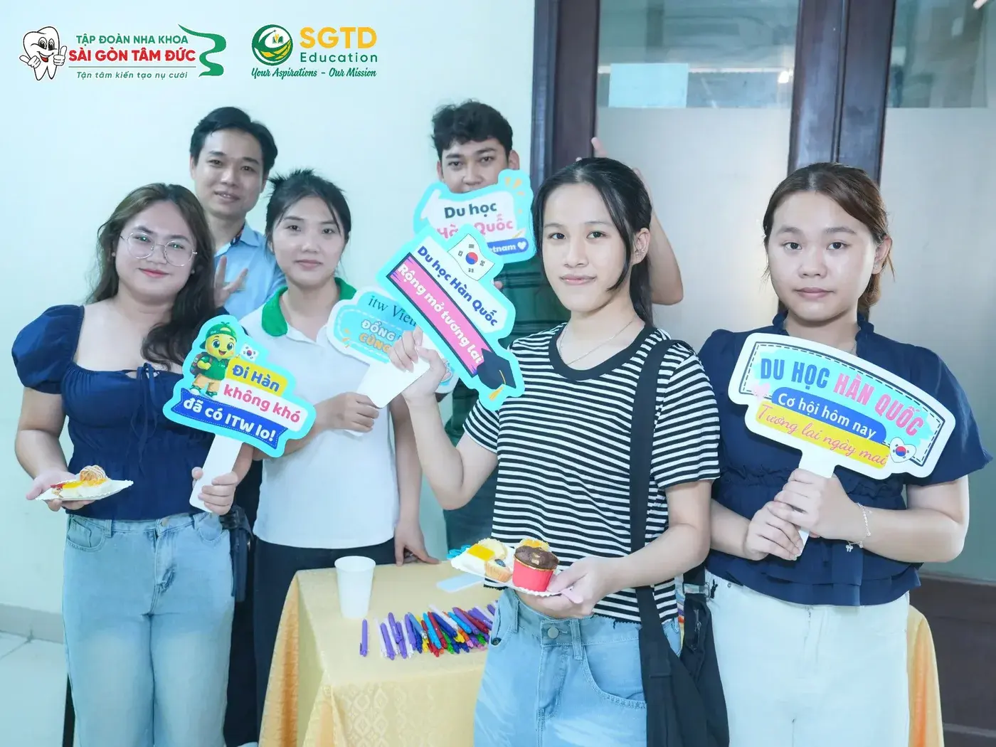 Người tham dự giao lưu và chụp ảnh với bộ hashtag GO! KOREA trong giờ giải lao