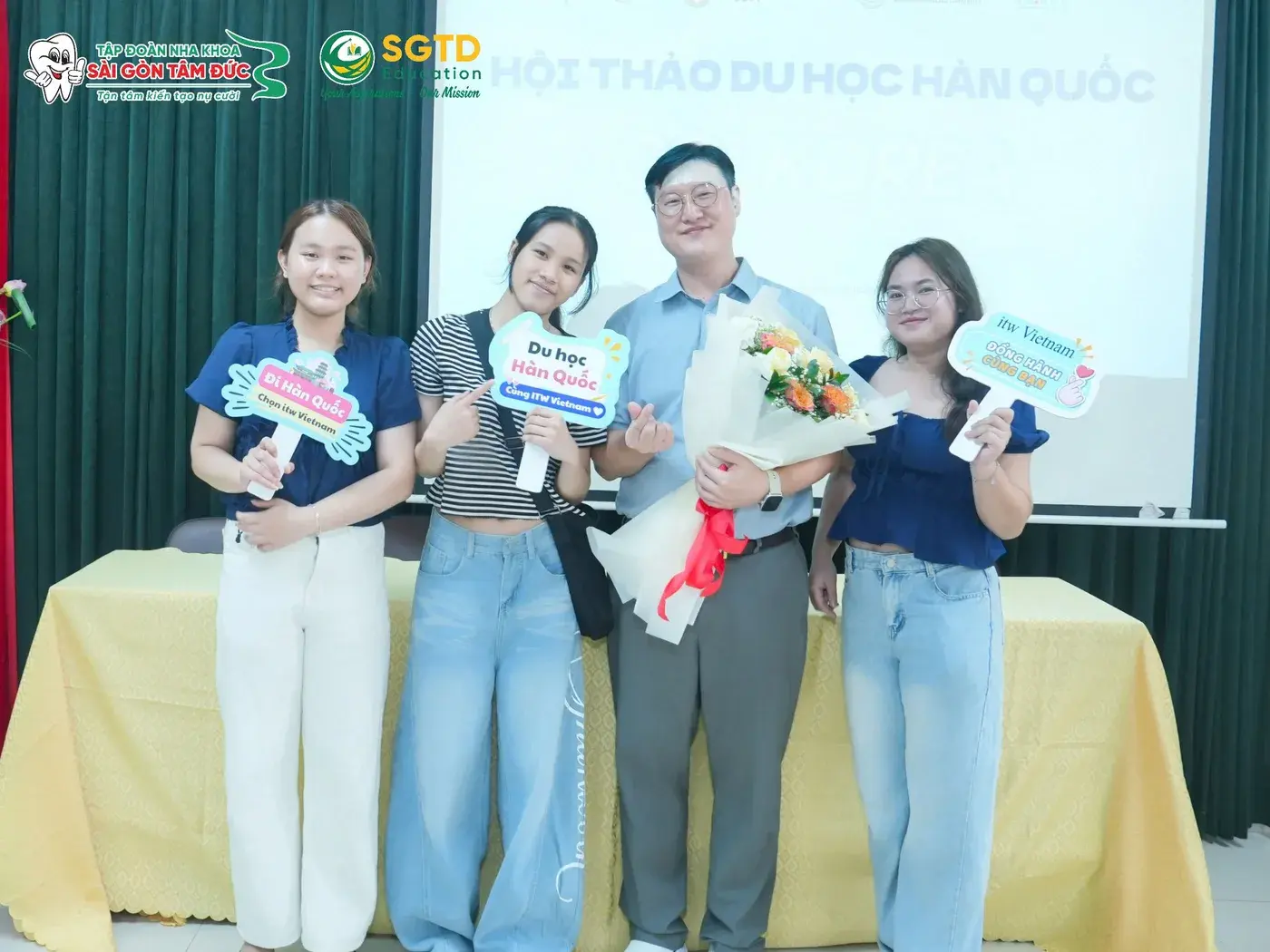 Ba bạn học sinh chụp ảnh cùng khách mời sau phần trao đổi tại GO! KOREA 2026