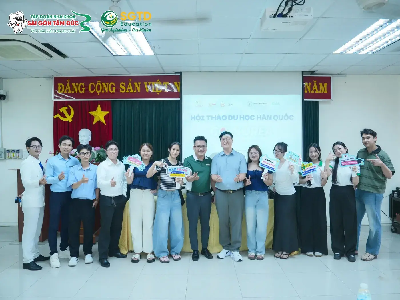 Người tham dự và ban tổ chức chụp ảnh chung khi chương trình GO! KOREA 2026 khép lại