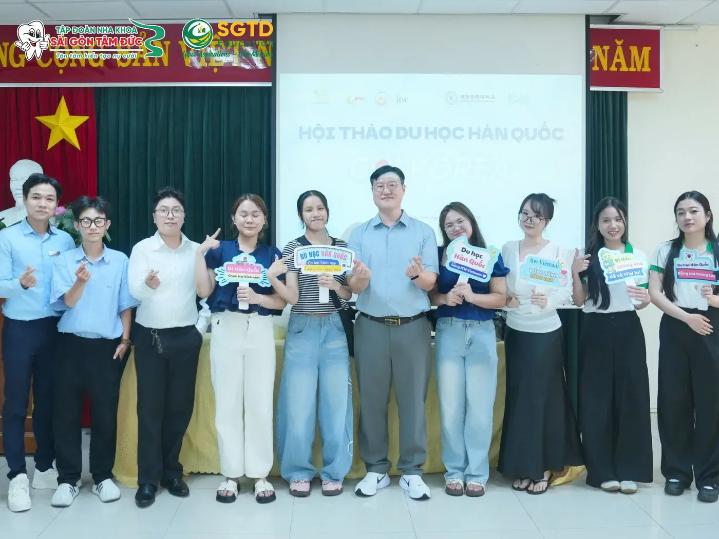 Người tham dự cùng khách mời chụp ảnh lưu niệm với bộ hashtag GO! KOREA 2026