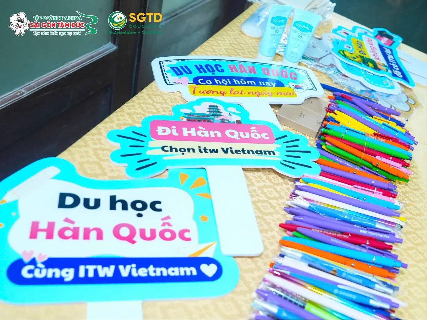 Bộ hashtag GO! KOREA và quà lưu niệm bày tại quầy đón khách của hội thảo