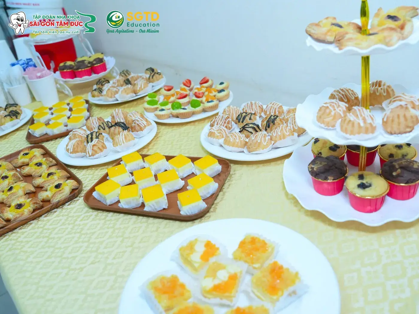 Bàn tiệc trà nhẹ phục vụ người tham dự trong giờ giải lao của hội thảo