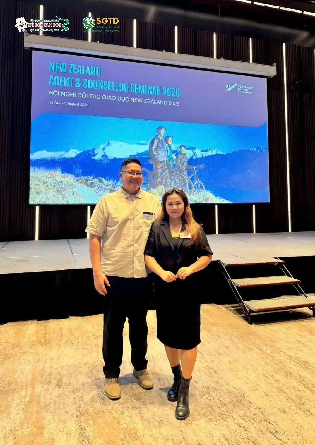 Đại diện SGTD Education chụp ảnh trước màn hình Hội nghị Đối tác Giáo dục New Zealand 2026