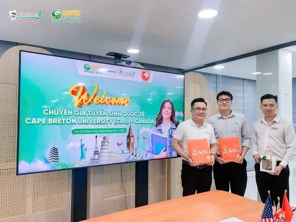 Đại diện CBU và đội ngũ SGTD Education bên phông chào mừng