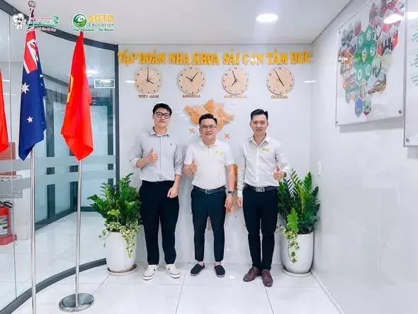 Đón khách tại sảnh văn phòng, nơi treo bốn đồng hồ múi giờ Việt Nam – Mỹ – Úc – Canada