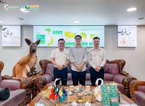 Đại diện CBU cùng đội ngũ SGTD Education tại phòng khách văn phòng TP. Hồ Chí Minh
