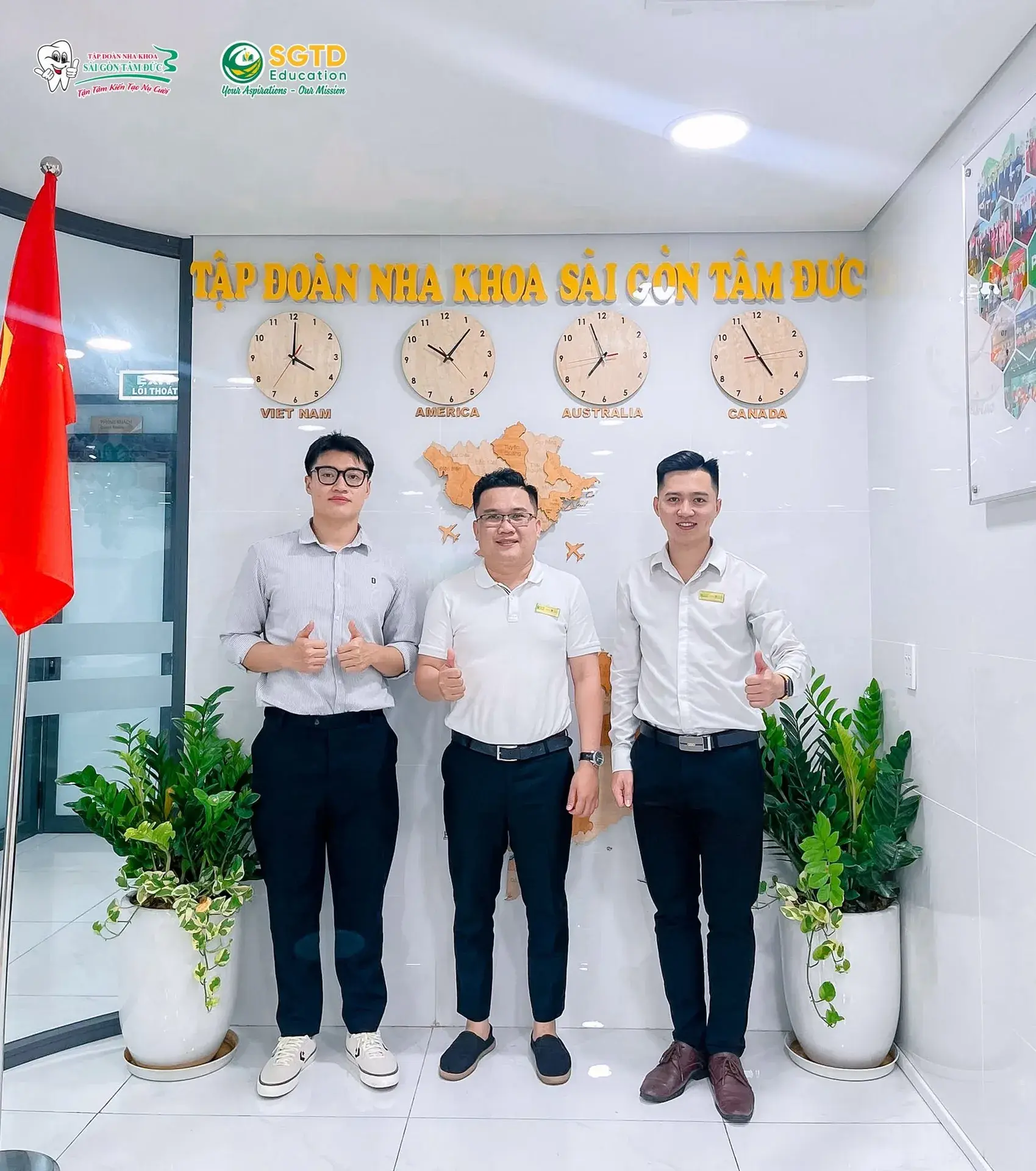 Khoảnh khắc lưu niệm tại sảnh văn phòng trước bản đồ Việt Nam và dàn đồng hồ múi giờ quốc tế