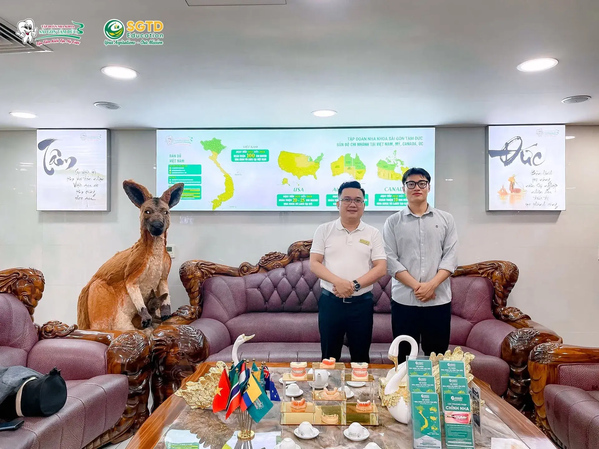 Trao đổi bên lề trước màn hình giới thiệu mạng lưới chi nhánh của tập đoàn