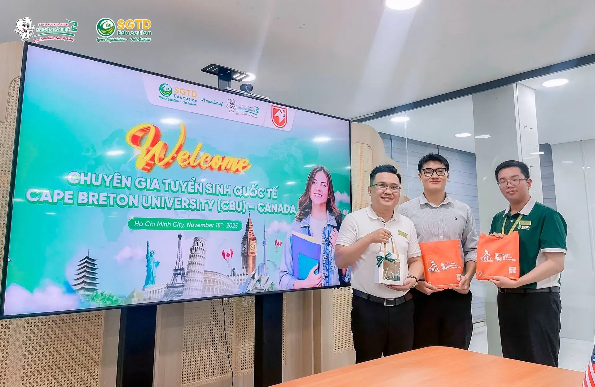 Trao quà lưu niệm giữa hai bên