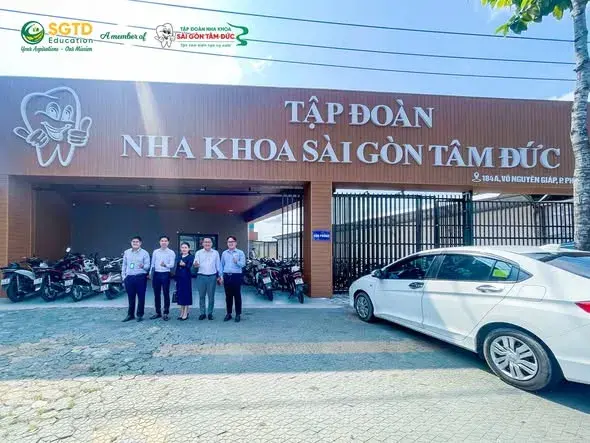 Đoàn công tác chụp ảnh trước trụ sở Tập đoàn Nha khoa Sài Gòn Tâm Đức trong ngày làm việc đầu tiên