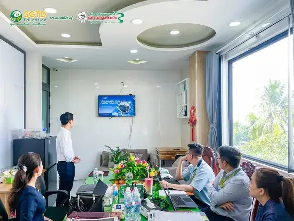 Toàn cảnh phiên trình bày tổng quan sản phẩm chương trình Đức trong phòng họp
