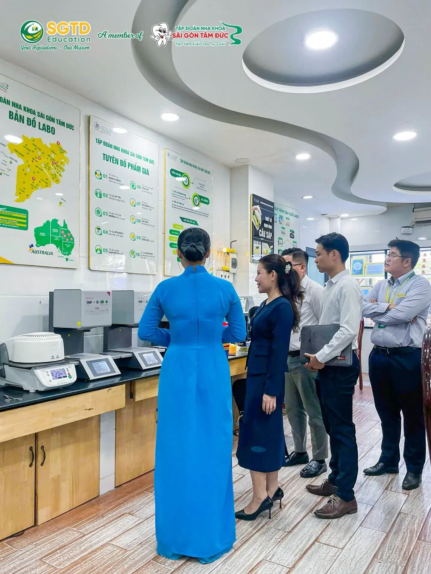 Đoàn tham quan khu vực labo, nơi trưng bày bản đồ labo và tuyên bố phẩm giá của tập đoàn