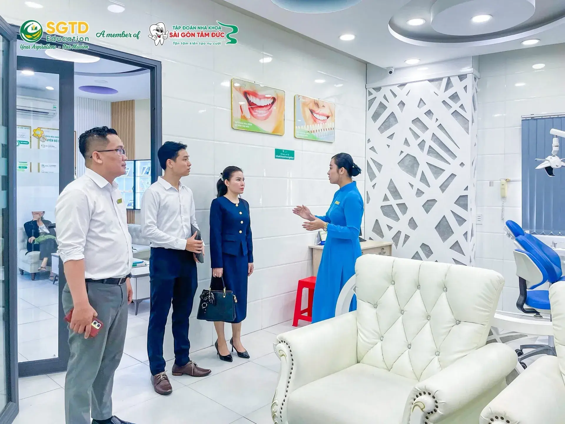 Nhân viên giới thiệu khu vực ghế điều trị và quy trình phục vụ khách hàng